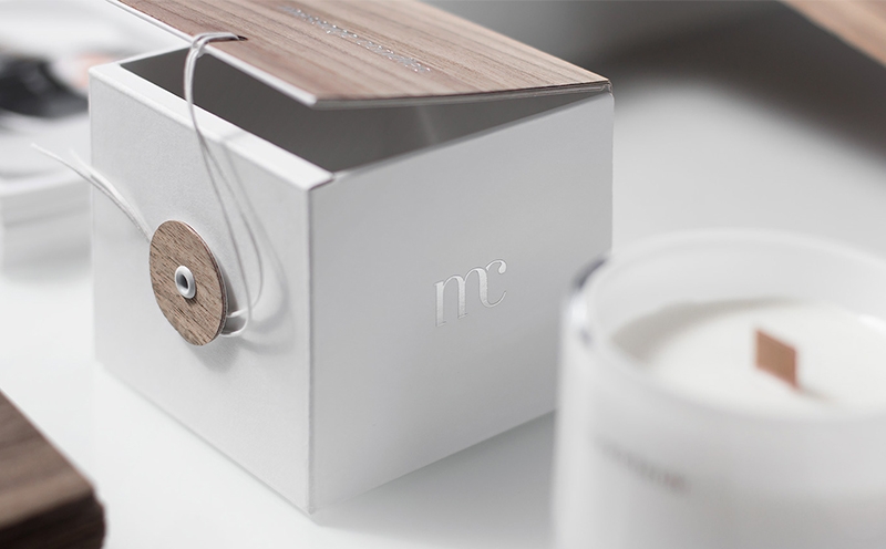 蠟燭包裝設計靈感來源于木芯，天然的紋理與純白色的搭配